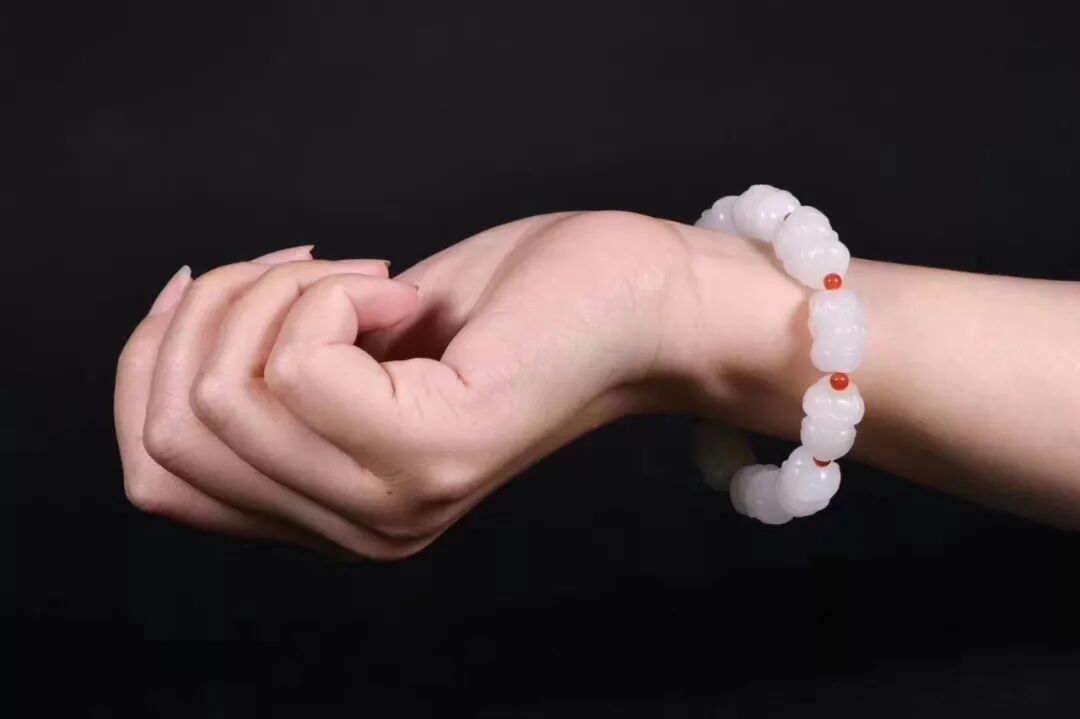 女人最需要的不是钻石，而是玉石！