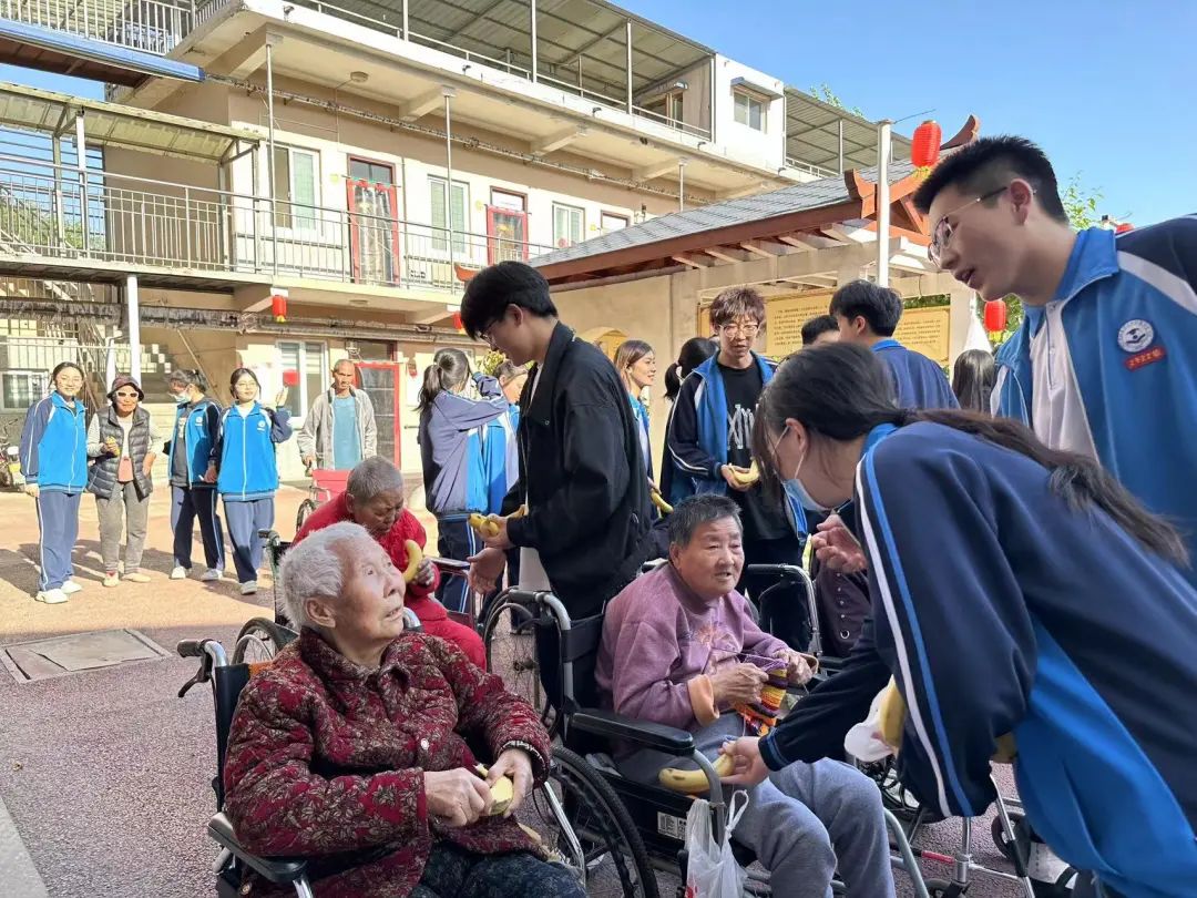 学生在敬老院的照片图片