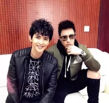 老公纪佳松,潘玮柏的御用制作人,不止长的太秀气,性格也特别腼腆内向