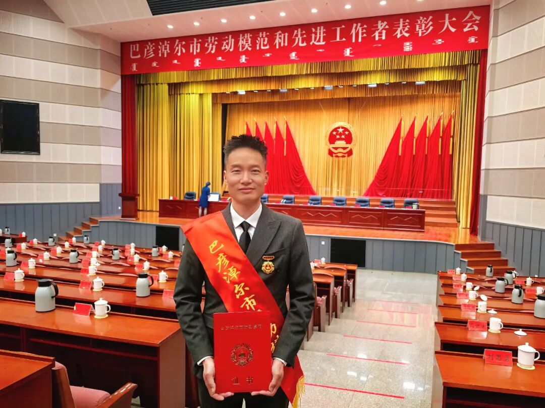 【身边的文艺名家】杭锦后旗广播影视家协会主席王东毅获评“巴彦淖尔市劳动模范” 第1张