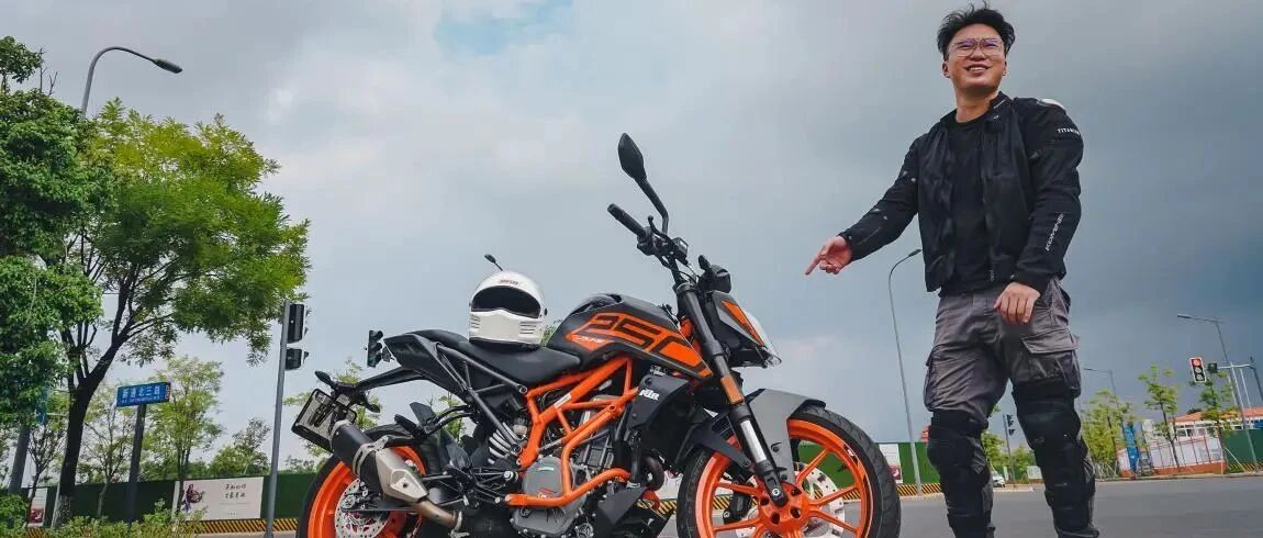 我们又双叒叕提车了，这次是台KTM 250 Duke摩托