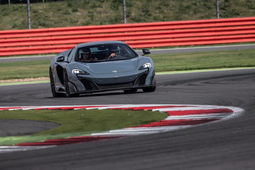 675lt在跑车界是什么地位我为什么想在下周的赛道日看到它