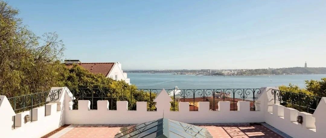 “红底鞋之父”的家：阳光与色彩洋溢的“宫殿”