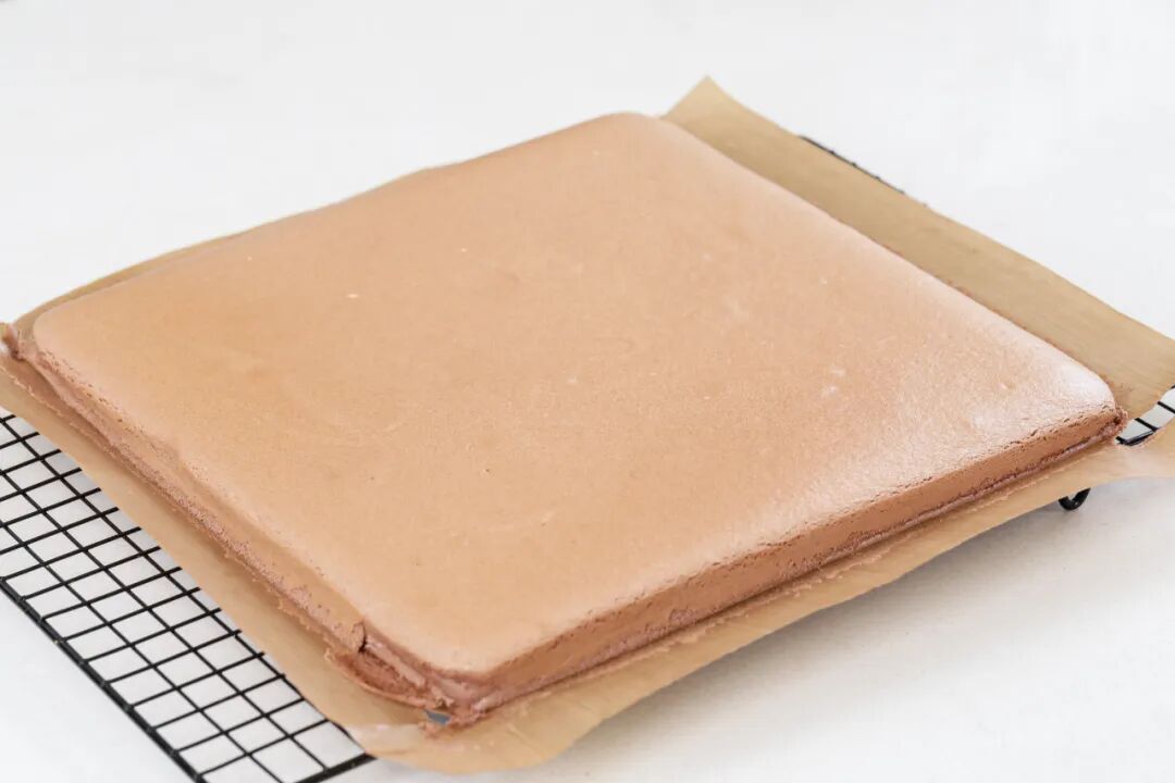 如果不撕开油布(油纸),且直接放在模具里或者桌面上,会导致蛋糕产生不