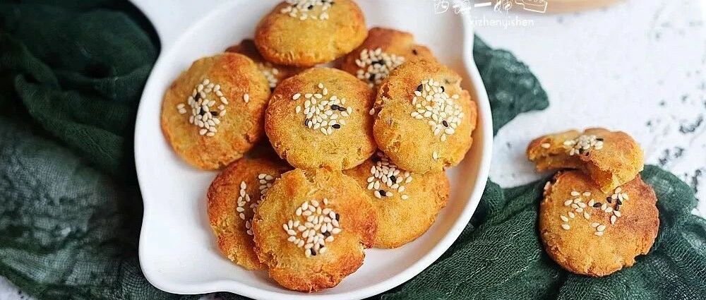 红薯泥里撒一把糯米粉，这才是红薯饼的最好吃法~