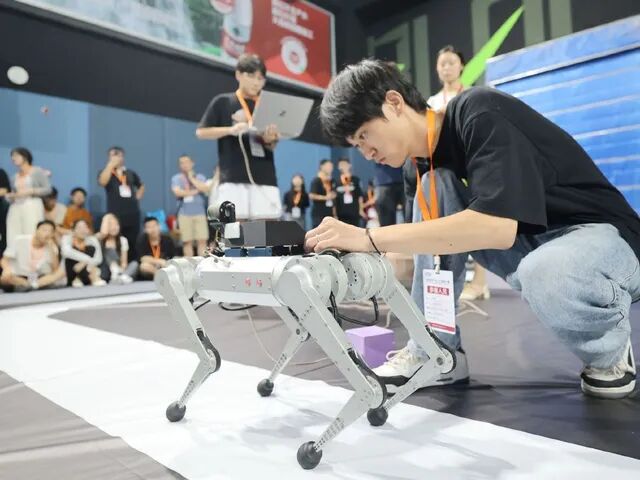 我校团队斩获2024中国机器人大赛暨 RoboCup 机器人世界杯中国赛送药巡诊机器人项目冠军-广州大学新闻网