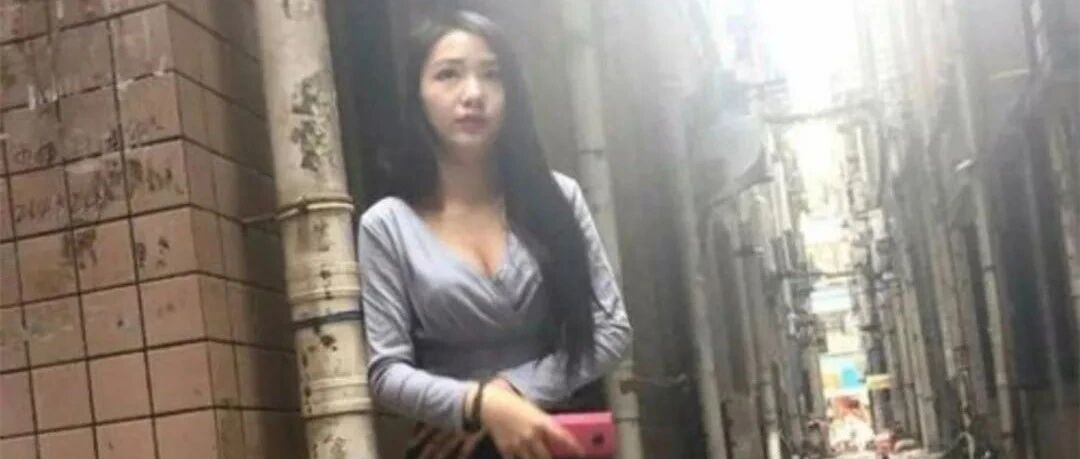 破旧的巷子里，总有个女人等着你