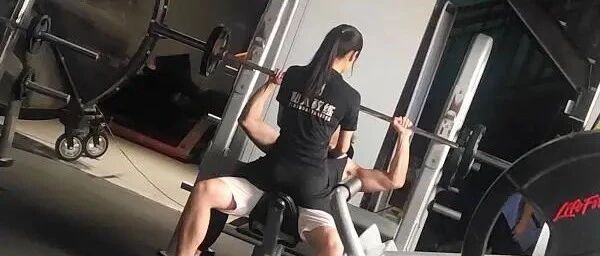 私入教练？谁知道这个姿势主要锻炼哪里？