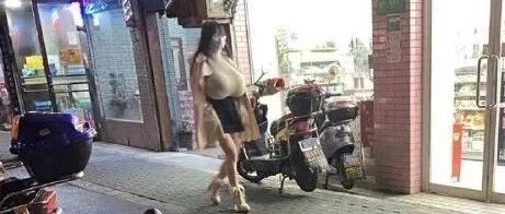 姑娘这是带两个西瓜出门了？