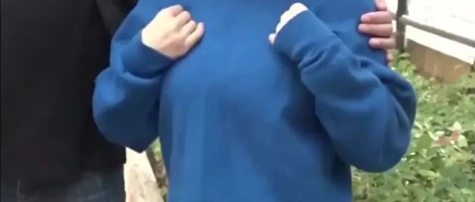 女子健身后让教练帮放松胸肌，教练居然摸她的胸!