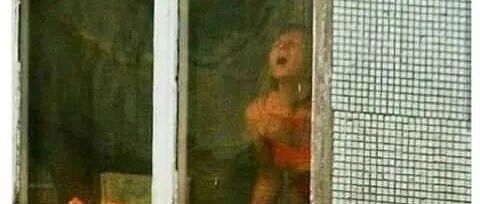 邻居太太似乎被窗户夹住了