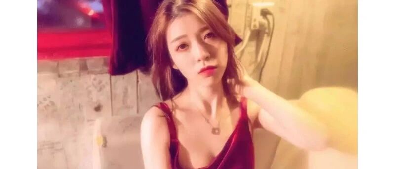 “出国旅游拍照忘了没穿内衣，这场面差点被围观呀！大型社死现场太令人窒息了”