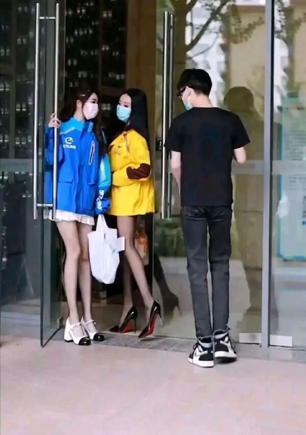 两位女骑手正在决斗 柠檬资讯