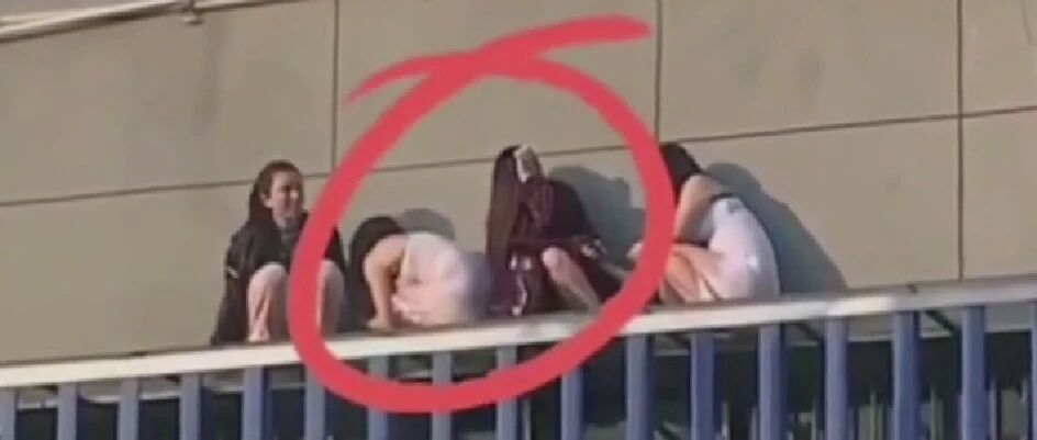 这些小姐姐是在和警察叔叔捉迷藏吗？