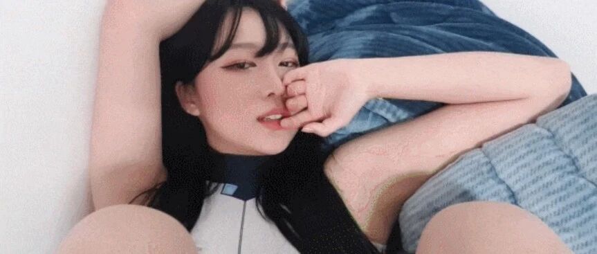 从姿势可以推断出这个女生单身