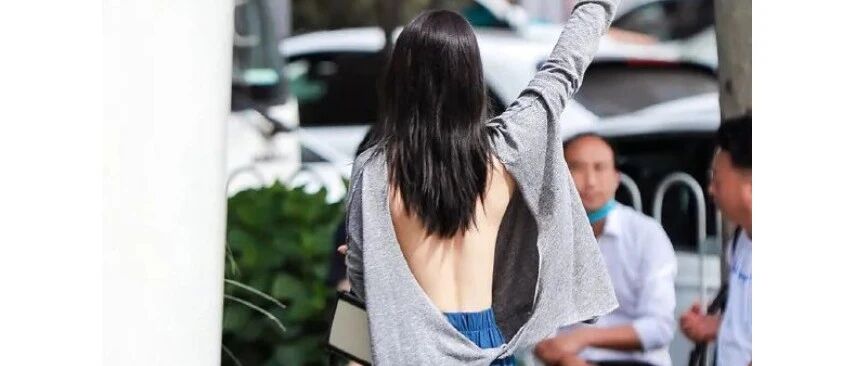 姑娘衣服穿反啦，我准备去提醒她