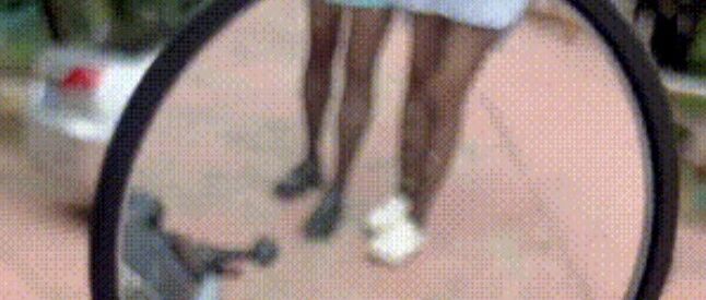 ​这个后视镜是不是有点脏了？