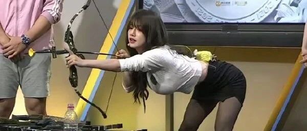 姑娘，你这射箭姿势看着不太标准啊！