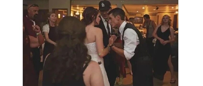 小姐，请您穿好衣服，哦，对不起......