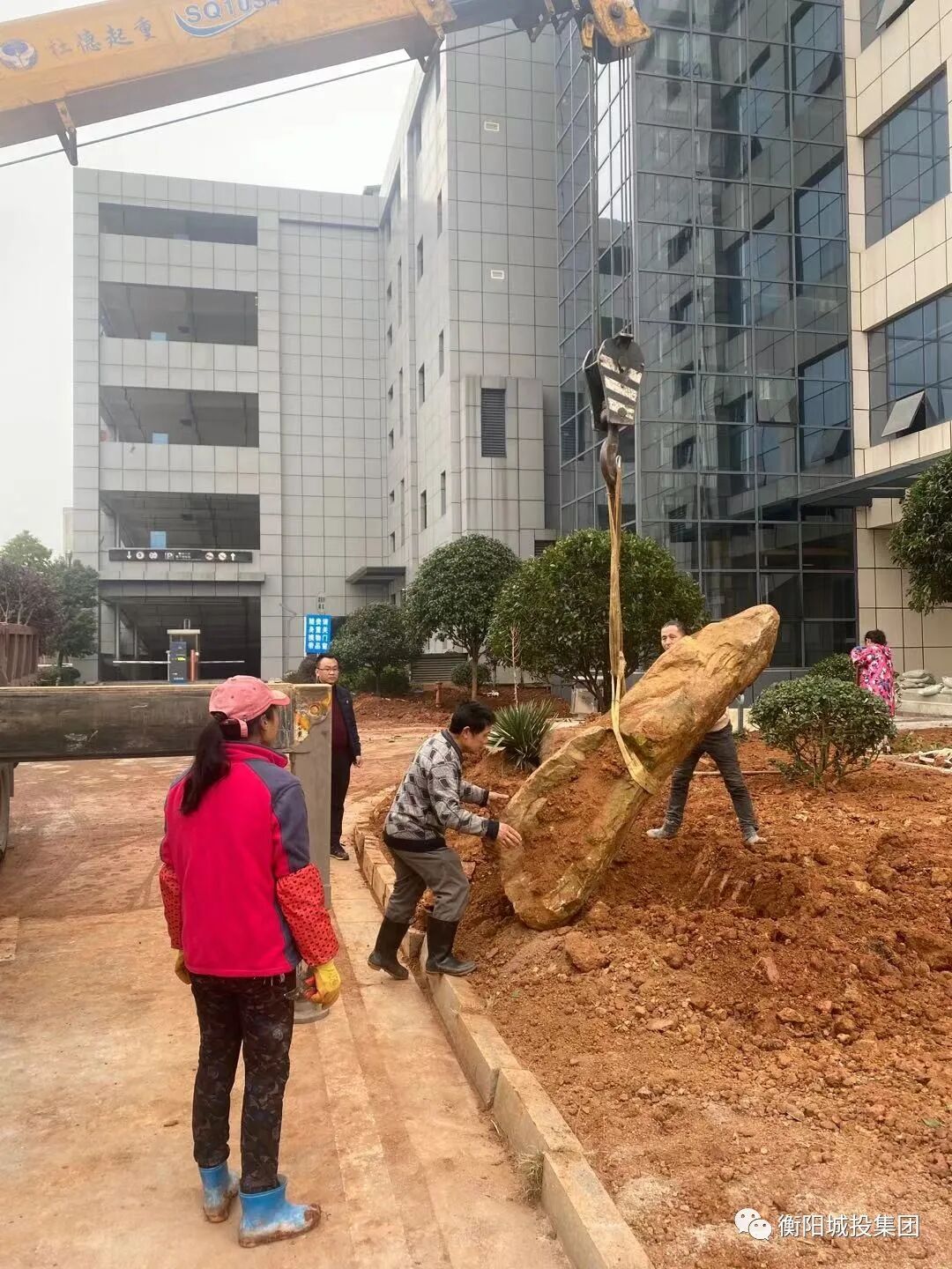 布設(shè)景觀石 王孟喜攝.jpg