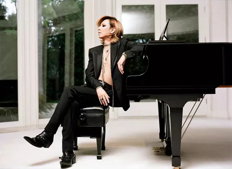 跟yoshiki一同走上这条路的还有他的同学toshi,也就是后来x-japan的