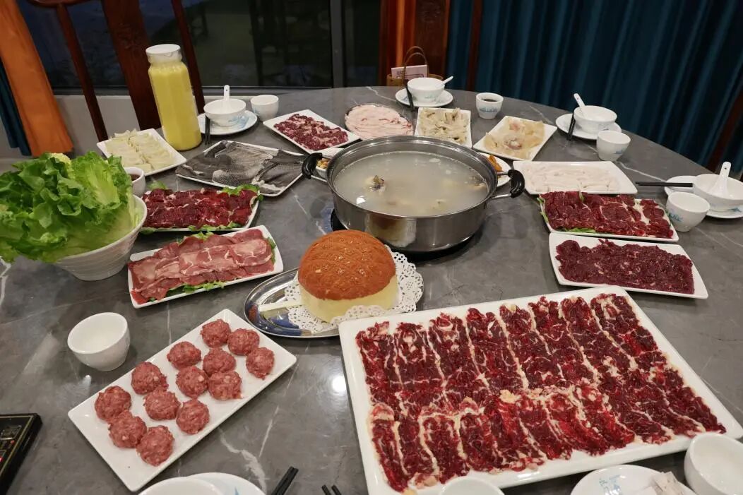 各式牛肉任君选择，还有比脸大的咖喱牛肉菠萝包。卢淑欣 摄