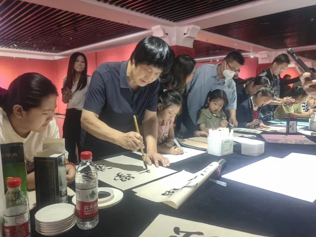 基层艺讯 | “艺韵北疆 翰墨青城”呼和浩特书法季活动展暨第六届青少年美术书法作品展开展 第2张