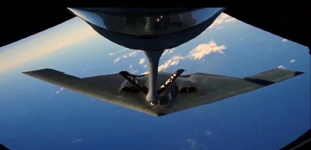 飞机发动机到底有多么耗油？注意看旁边油桶变化的图3