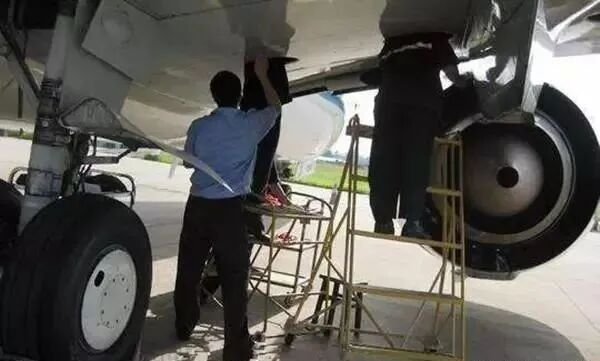 飞机发动机到底有多么耗油？注意看旁边油桶变化的图6