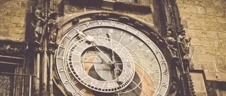 从张扬华丽到沉默溃败，不过三十二载