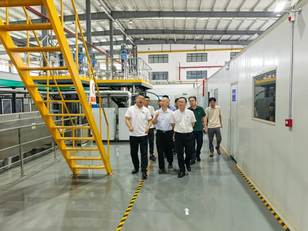 調研組參觀武漢經開區(qū)中試基地.jpg