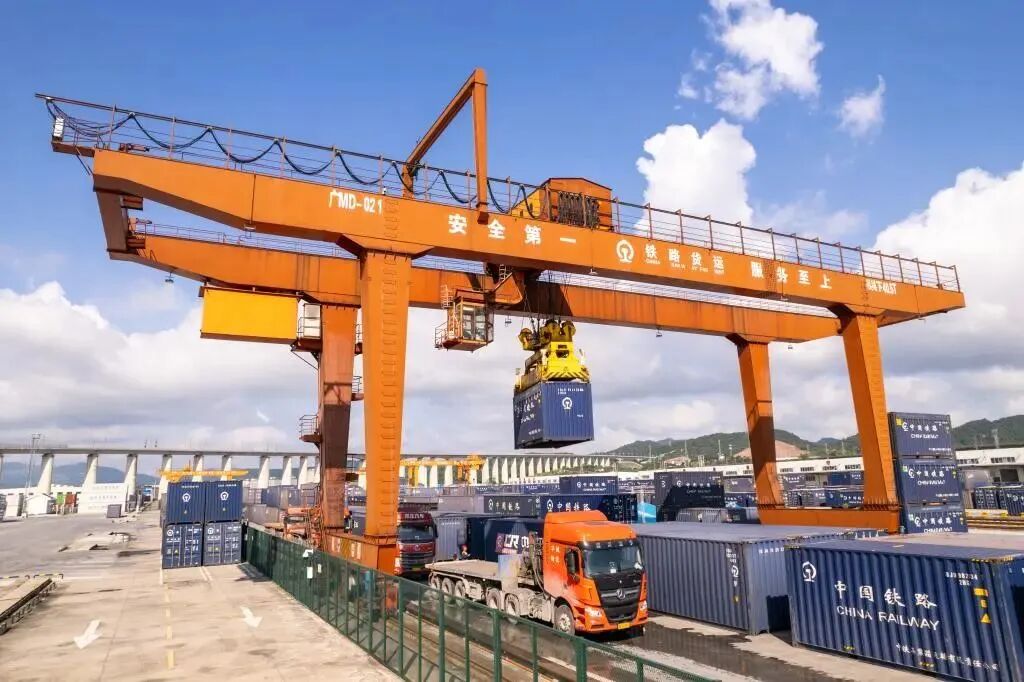 湖南懷化國際陸港，龍門吊正在進行卸貨作業(yè)，圖源：新華社.jpeg
