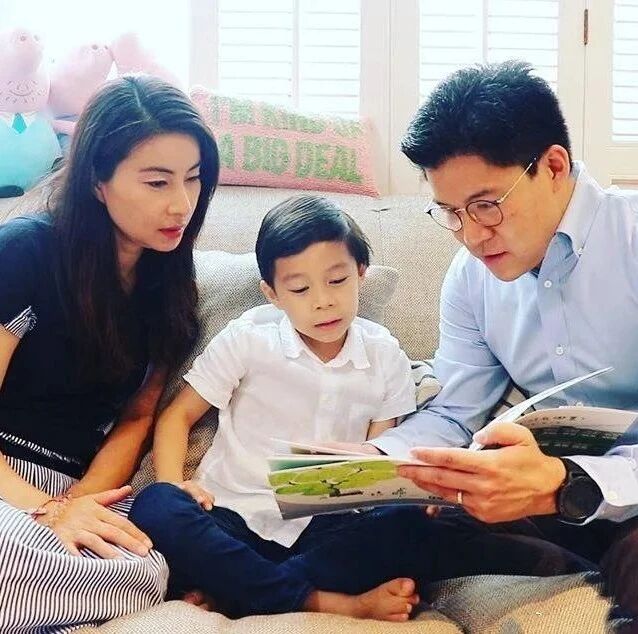 霍启刚晒家庭照，1.6亿豪宅客厅曝光：教育最终拼的，还是爹妈