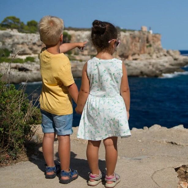 “妈妈，救我!”13岁男孩小区猥亵多名幼童，监控曝光：惹怒所有人!