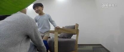 12岁男孩在家只穿内裤被百万人围观：界线感是一个家庭最好的风水