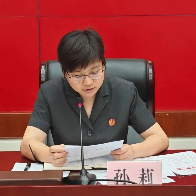 会议由长阳县人民政府副县长,公安局局长张雄飞主持.