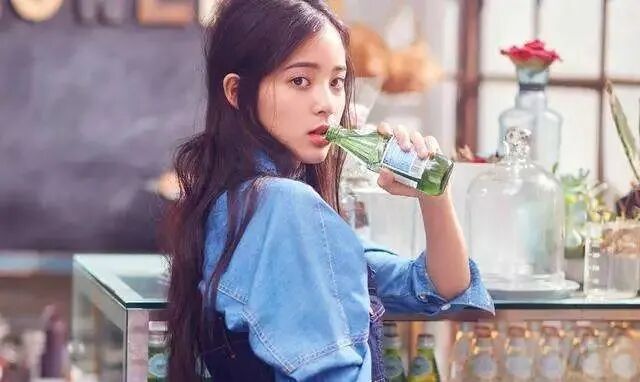 欧阳娜娜为内衣广告“献身”，却被狠酸穿太多像毛衣广告，网友：钱太好赚了！（组图） - 12