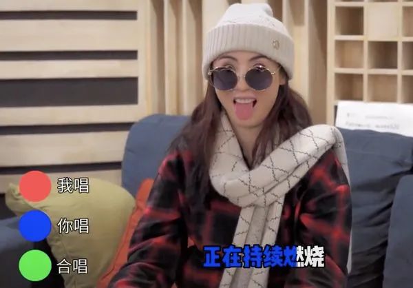 张柏芝又放飞自我了？当众把脚搭在化妆台上，抠脚按摩毫无形象可言？