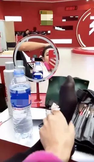 张柏芝又放飞自我了？当众把脚搭在化妆台上，抠脚按摩毫无形象可言？