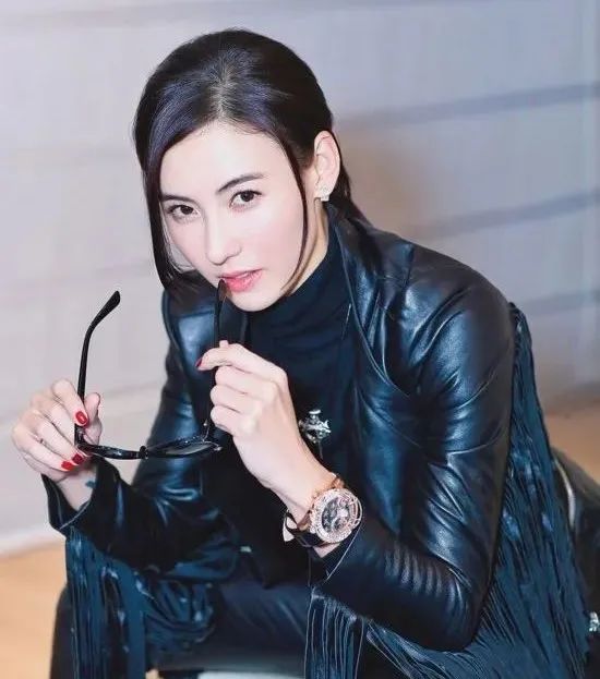 张柏芝又放飞自我了？当众把脚搭在化妆台上，抠脚按摩毫无形象可言？