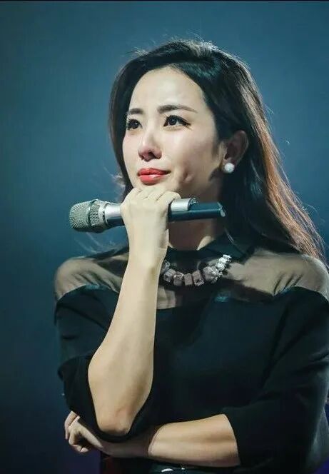 央视主持李思思录节目泪崩，称工作忙无法陪孩子，结婚8年生2子（组图） - 8
