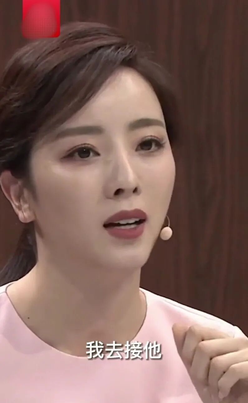 央视主持李思思录节目泪崩，称工作忙无法陪孩子，结婚8年生2子（组图） - 1