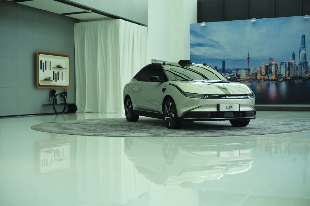 哪吒V或剎車失靈;電動汽車又自燃;小鵬飛行汽車2024年量產;北現銷量下滑一蹶不振;威馬M7發布的圖4