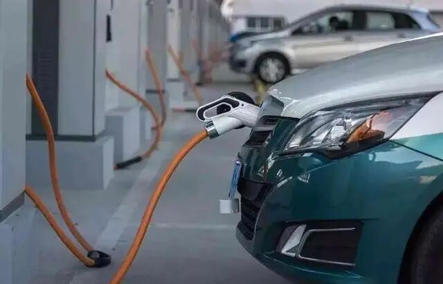 小鵬輔助駕駛撞車；恒大千名員工轉移；王曉秋：不做自駕就是死；新能源注冊187萬；集度開始智駕研發的圖4