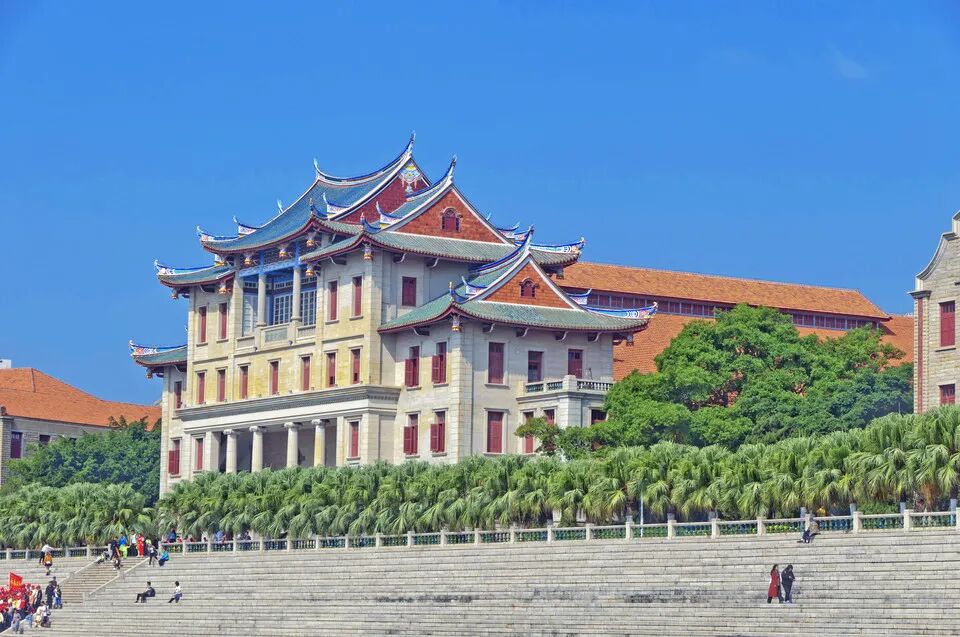 奔馳被斥沒有底線；曹德旺100億建大學(xué)；豐田召回24萬(wàn)；兩家車企被處罰；坦克500油車天花板；的圖8