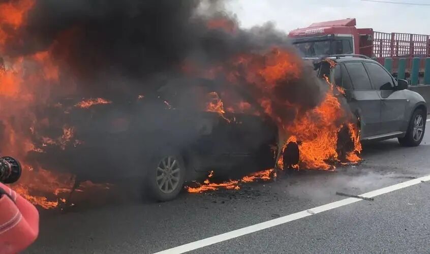 特斯拉右輪飛出；儲能站起火；小米造車擴容；國內(nèi)鋰加快開發(fā)；汽車充電爆燃；連續(xù)7年第一；吉利投資芯片的圖5