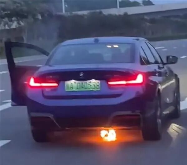 【7月28日】宝马i3电动车自燃；小鹏车主因眼睛小被误判“开车睡觉”；五菱核酸采样车上市；东风裕隆破产重整；99只个股涨停的图1