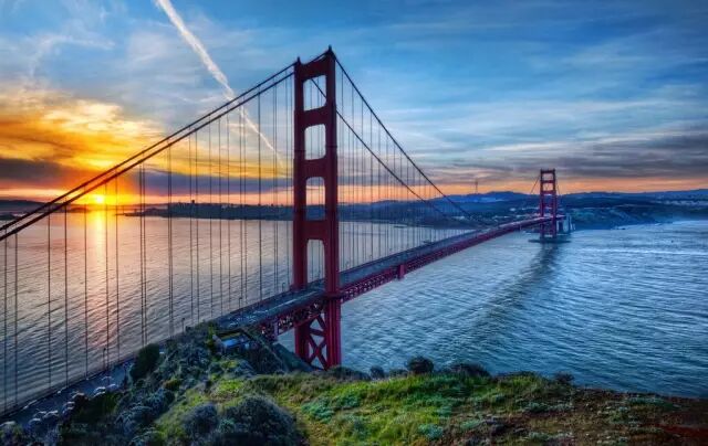 大桥雄峙于美国加利福尼亚州旧金山长1900多米的金门海峡之上.