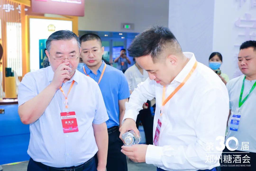 名酒宝丰盛装亮相第30届郑州糖酒会，受邀参加多场媒体直播交流互动