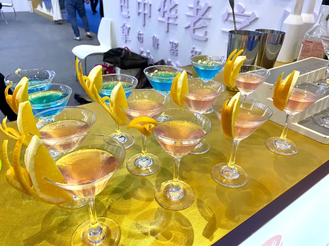 名酒宝丰盛装亮相第30届郑州糖酒会，受邀参加多场媒体直播交流互动